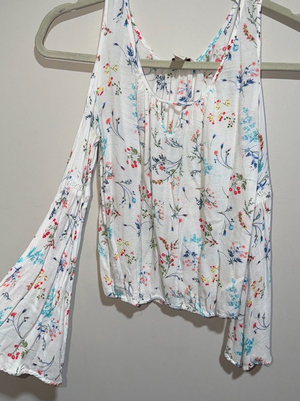 Arizona Jean Company White Floral Cold-Shoulder Bell Sleeve Top